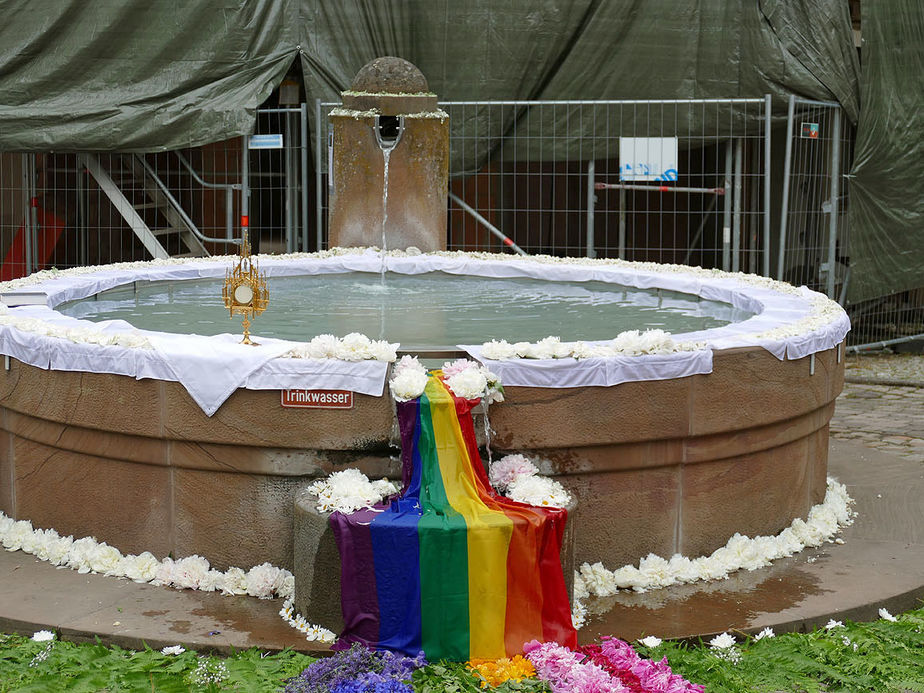 Bluemteppich auf dem Naumburegr Marktplatz (Foto: Karl-Franz Thiede)